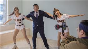 中華職棒大聯盟會長蔡其昌登上直播平台與女孩互動。（圖／浪LIVE提供）