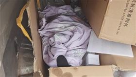 送貨載到屍體？紙箱「伸出一隻腳」急報案　警方一看臉紅了（圖／翻攝自瀟湘法治現場微博）