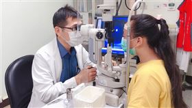 眼科何建賢主任看診示意圖（南投醫院提供）