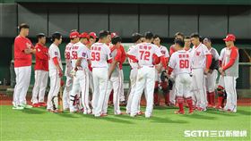 ▲味全龍球員賽後集合談話。（圖／記者劉彥池攝影）