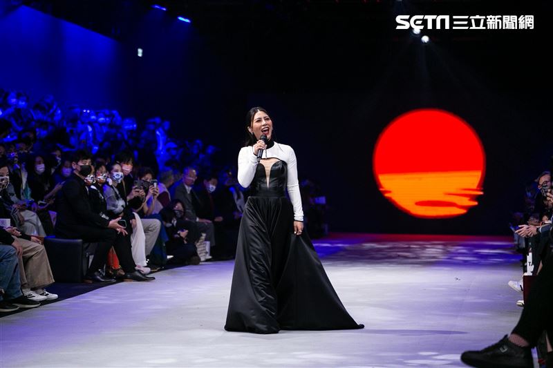 『2021臺北時裝週AW21』永續時尚開展秀，看秀嘉賓曾之喬、林予晞、傅孟柏，演出嘉賓金曲歌后艾怡良，走秀嘉賓曾莞婷、黃宣、茄子蛋、阿夜。（圖／記者楊澍攝影）