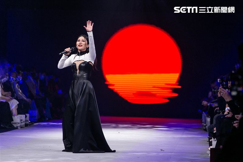 『2021臺北時裝週AW21』永續時尚開展秀，看秀嘉賓曾之喬、林予晞、傅孟柏，演出嘉賓金曲歌后艾怡良，走秀嘉賓曾莞婷、黃宣、茄子蛋、阿夜。（圖／記者楊澍攝影）