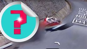 網友細看後，發現一旁山路的圍欄中，竟有一團謎樣生物的骨骸。（圖／翻攝自reddit討論區）