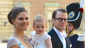 瑞典王室發布新聞稿表示，維多利亞公主（左）與夫婿丹尼爾親王（前右）確診武漢肺炎，兩人症狀輕微。（圖／翻攝自維基共享資源；作者Frankie Fouganthin，CC BY-SA 3.0）
