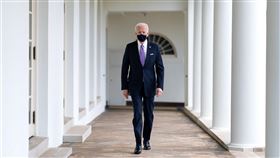 美國總統拜登11日晚間首度在黃金時段發表演說，指示各州在5月1日前向所有成年人開放疫苗接種。（圖／翻攝自facebook.com/POTUS）
