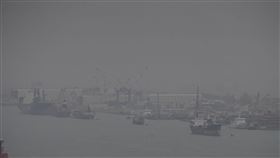 中南部擴散不佳　高雄空氣品質差（2）環保署10日表示，東北季風影響，中南部位於下風處，易累積污染物；高雄、屏東等地區已15測站空氣品質達紅色警示等級，從遠處眺望高雄港區能見度差。中央社記者董俊志攝  110年3月10日