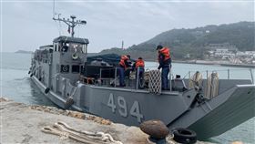 馬祖東莒水情告急  軍方跨島運水馬祖東莒因降雨量不佳，水況告急。連江縣自來水廠與軍方12日啟動跨島運水模式，將西莒的水運送至東莒，解決用水問題。（連江縣自來水廠提供）中央社記者邱筠馬祖傳真  110年3月12日