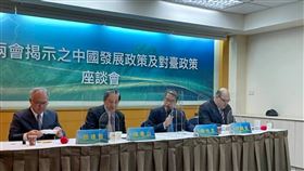 中國兩會通過多項決議  學者分析：維穩仍是主旋律遠景基金會12日舉行「中國兩會揭示之中國發展政策及對台政策座談會」。健行科技大學企管系教授顏建發（左起）、遠景基金會董事長陳唐山、遠景基金會執行長賴怡忠、中正大學戰略暨國際事務研究所兼任助理教授林穎佑等人出席。中央社記者吳柏緯攝　110年3月12日