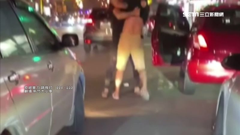 不滿變換車道　新竹2男當街扭打環抱