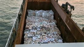 東沙島海域查獲疑偽冒中國菸海洋委員會海巡署南部分署第五岸巡隊12日表示，6日在東沙島西方海域查獲多哥共和國籍雜貨輪載運163萬多包疑偽冒中國菸，全案交由高雄市政府財政局裁罰。（海巡署提供）中央社記者侯文婷傳真  110年3月12日