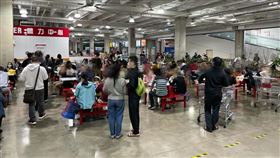 好市多,熟食區,排隊,座位,（圖／翻攝自臉書《爆廢公社二館》）