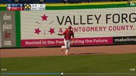 ▲費城人左外野手沒收洋基小將滿貫砲。（圖／翻攝自MLB官網）
