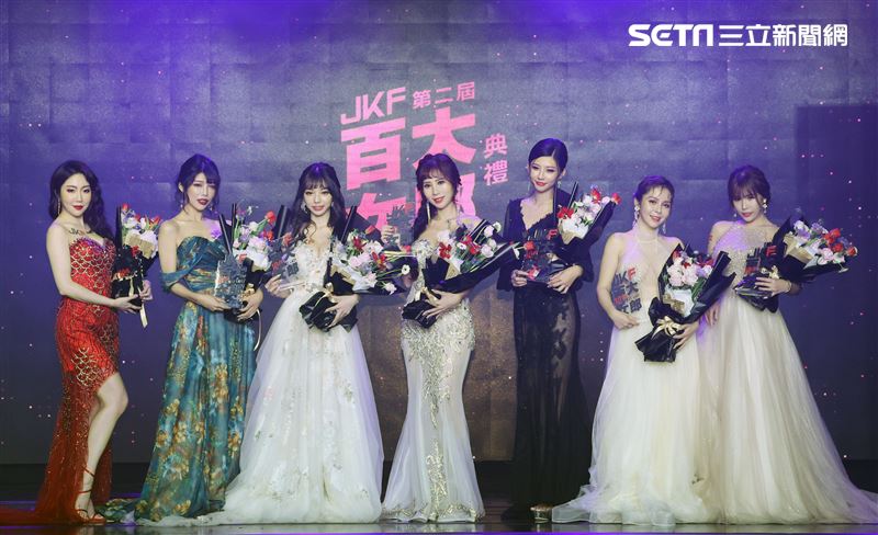 第二屆JKF百大女郎頒獎典禮十大名氣JKF女郎珍琳、甜心Q匠、香菱、尤妝妝、步步、勾勾、郭鬼鬼、啾啾等。（記者邱榮吉/攝影）第二屆JKF百大女郎頒獎典禮十大名氣JKF女郎珍琳、甜心Q匠、香菱、尤妝妝、步步、勾勾、郭鬼鬼、啾啾等。（記者邱榮吉/攝影）