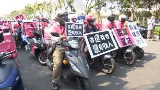 怒計薪改新制　近百外送員蒙面齊聚抗