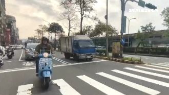 林右昌南北縱走切西瓜　總統簽名打氣