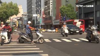 獨／警車圓形綠燈左大切　後方險撞飛