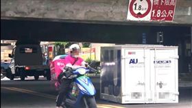 路上觀察學院／今天的外送任務有些困難啊⋯⋯（橋下限高　貨車掉裝了。（圖／翻攝自路上觀察學院）