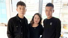 鳳梨,網紅,罔腰,公益,王微君,兒童節（圖／翻攝鳳梨-吳泓逸臉書）