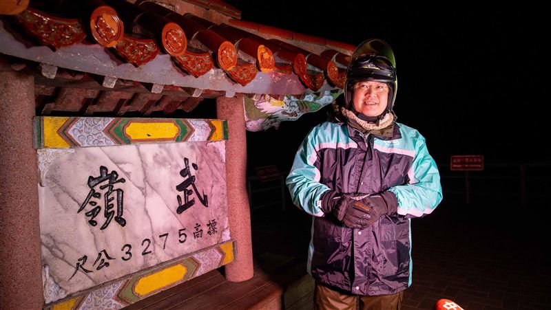 林右昌推廣基隆特產 武嶺抖吃泡泡冰