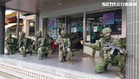 竹圍捷運站見「大批特戰官兵」　持步槍全副武裝！