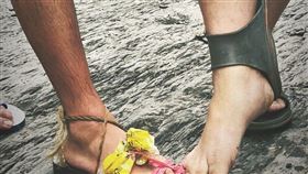 有網友分享，拖鞋在登山行走過程中，竟為了救一隻「柴犬」而卡進腳踝，讓在場友人笑翻。（圖／民眾胡小姐提供）