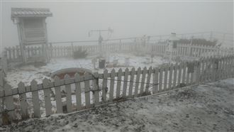 影／聖誕節全台急凍　玉山飄雪了！