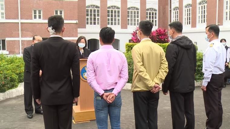 小英突襲國防院　中校軍官竟穿粉紅衣