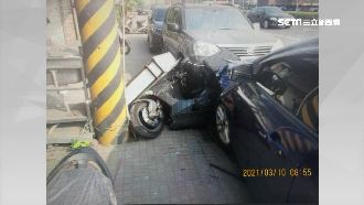 為閃大車逆向撞　轎車撞毀5汽機車