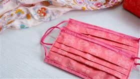 萊潔 玩色絲綢系列,萊潔粉色絲綢口罩，萊爾富,業者提供