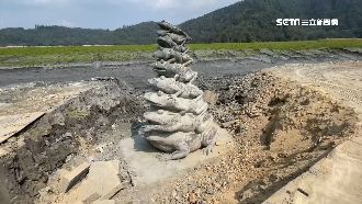 日月潭水位大降　驚見「九蛙飛天」