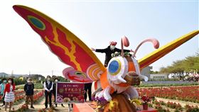 2021學甲蜀葵花文化節13日熱鬧開幕，台南市長黃偉哲（右）到場，歡迎遊客追上春天腳步，擁抱田間花海，享受愜意悠閒時光。（圖／台南市政府提供）
