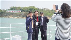 金廈遊輪「初日號」首航  民眾開心留影金廈遊輪「初日號」13日在金門水頭碼頭首航，行經大膽島海域時，民眾紛紛登上甲板觀看著名心戰牆「三民主義統一中國」並開心留影。中央社記者黃慧敏攝  110年3月13日