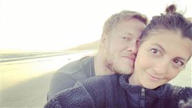 主唱 Dan Reynolds 與老婆 Aja Volkman 。（圖／翻攝自ajavolkman IG）