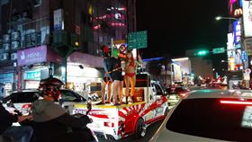 基隆街頭出現鋼管慶生（圖／翻攝自基隆人大小事臉書）