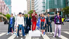 #DAMUR品牌快閃秀攻占十字路口，ØZI、JADE樂團Live精采演唱。（圖／品牌提供）