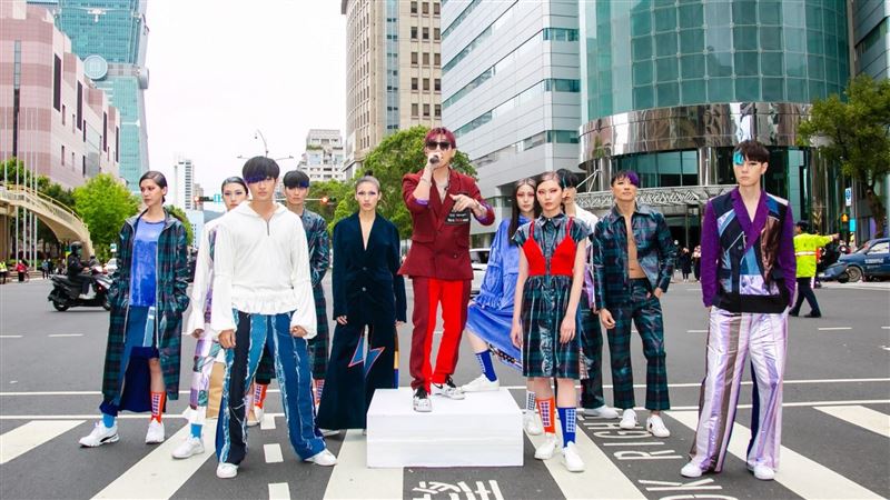 ØZI信義基隆路開唱　炸翻十字路口