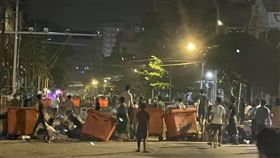 緬甸民眾無懼宵禁  湧上街頭示威緬甸軍警8日深夜以大批人力包圍仰光三橋區，逐戶搜查民宅以逮捕抗議示威人士，仰光其餘地區的民眾無懼宵禁命令，紛紛湧上街頭，表達對軍警行動的不滿。（緬甸民眾提供）中央社記者呂欣憓曼谷傳真  110年3月9日