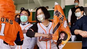 蔡英文出席「2021中華職棒台南開幕戰」。（圖／總統府提供）