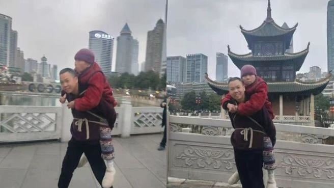男揹81歲癱母旅遊圓夢　這幕感動人