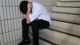 王志嘉醫師表示，鬱期發作時，病人幾乎每天持續存在憂鬱、悲傷、 無望、沮喪或掉到谷底的情緒，同時伴隨如性慾減低或喪失、話少、失眠或嗜睡等症狀（圖／台北醫院提供）
