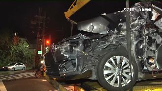 酒駕撞貨車　肇事轎車全毀駕駛受困