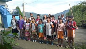 一首〈拍手歌〉成就電影《聽見歌 再唱》。（圖／華納兄弟提供）