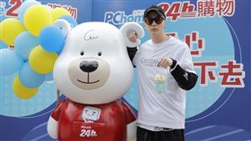 廖人帥與網紅亞歷三小。（圖／PChome提供）