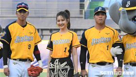 安心亞為中信兄弟開球。（圖／記者王怡翔攝影）