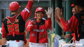 ▲味全龍隊史首分由曾傳昇跑回來，赫雷拉打點。（圖／記者劉彥池攝影）