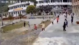 盧金條聽見怪聲後，馬上帶著全校201人，在短短50秒內完成疏散。（圖／翻攝自《中國之聲》）
