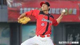 ▲味全龍先發投手王維中。（圖／記者劉彥池攝影）
