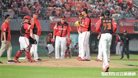 ▲先發投手王維中控球不穩，味全龍投手教練喊暫停。（圖／記者劉彥池攝影）