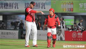 ▲味全龍投手廖任磊、捕手劉時豪。（圖／記者劉彥池攝影）