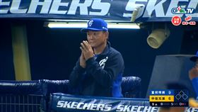 富邦悍將總教練洪一中為張志豪拍手。（圖／翻是自CPBL TV）